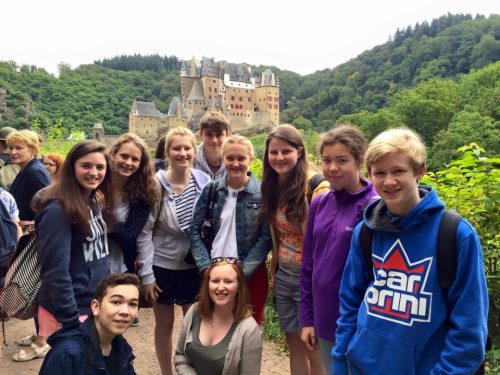 Students in front of Burg Eltz castle